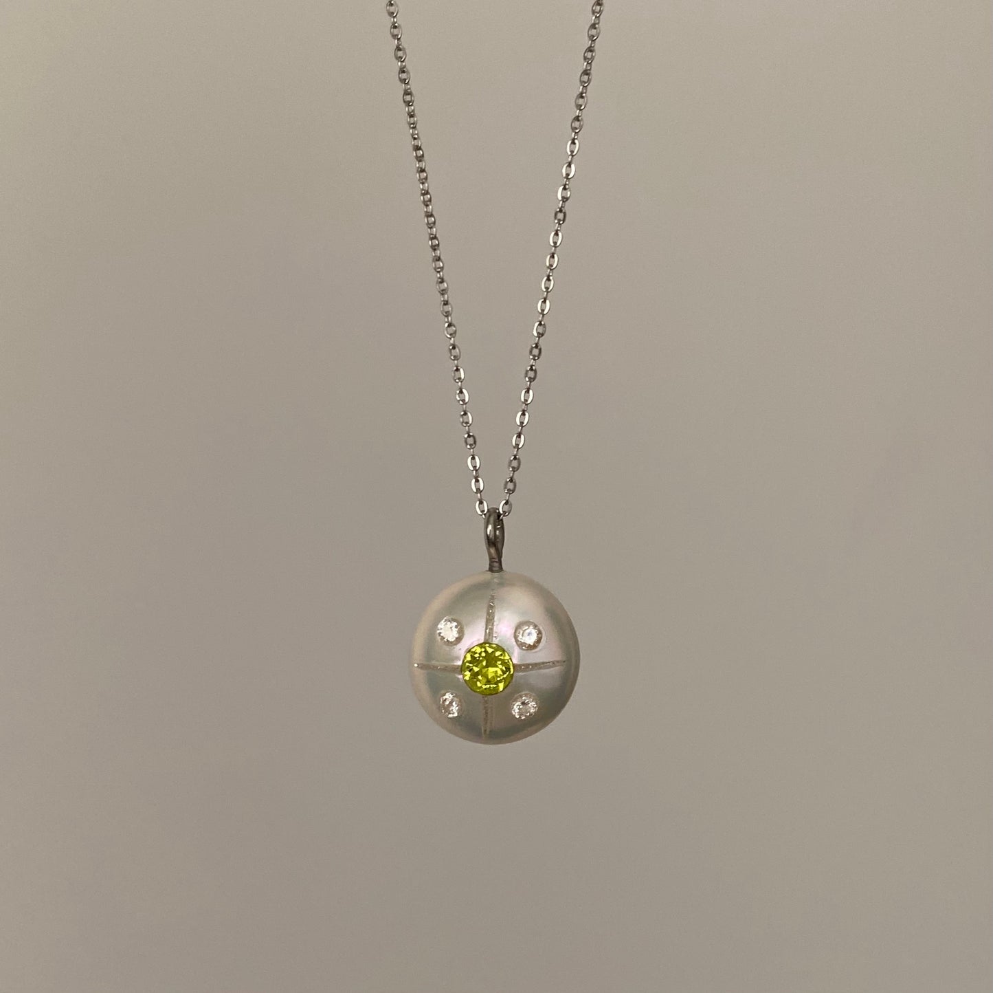Green zirconia & pearl pendant necklace