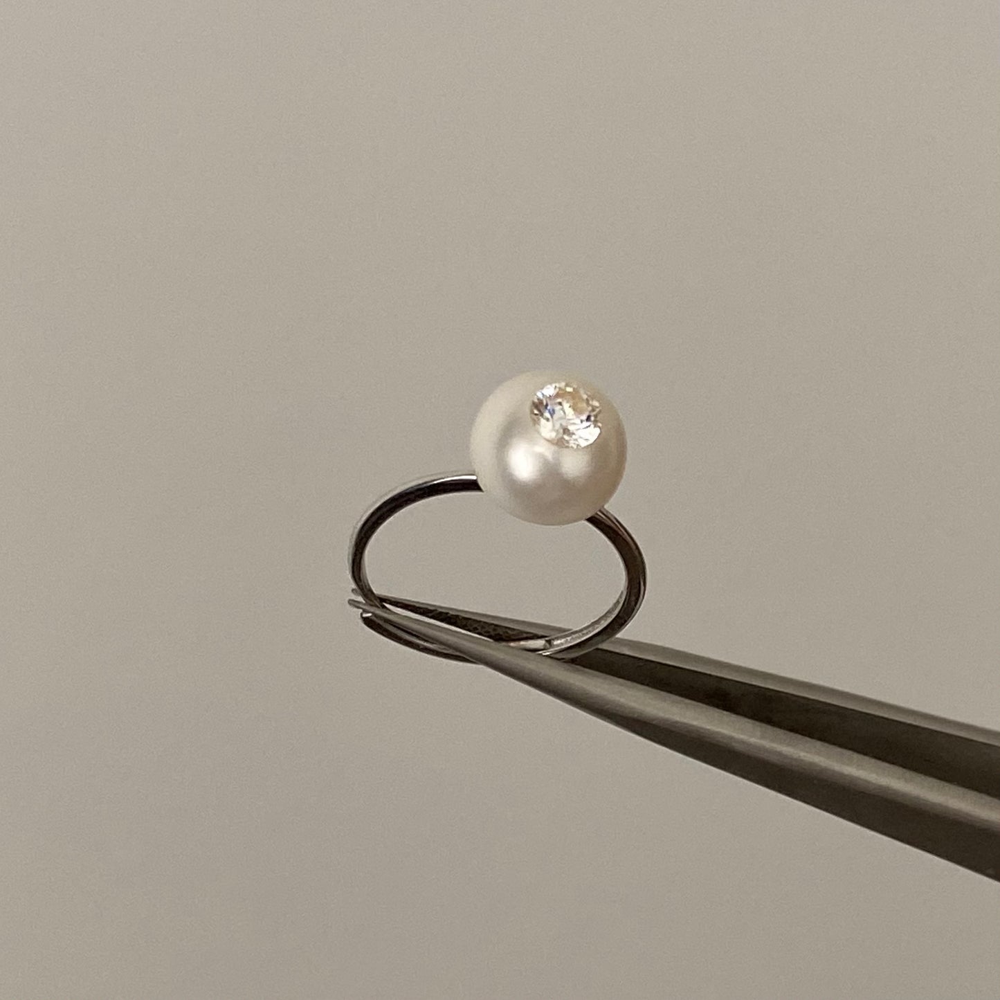 White zirconia natural freshwater pearl sterling silver ring