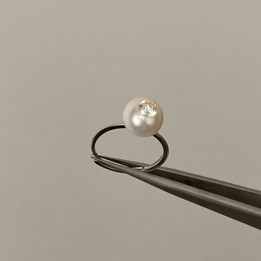 White zirconia natural freshwater pearl sterling silver ring