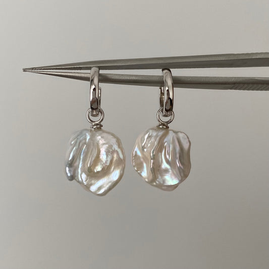 Baroque pearl earrings in a petal shape